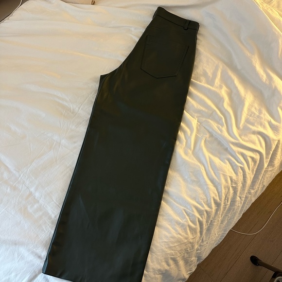 ZARA | PU Leather Green Cropped Pants - Picture 3 of 3